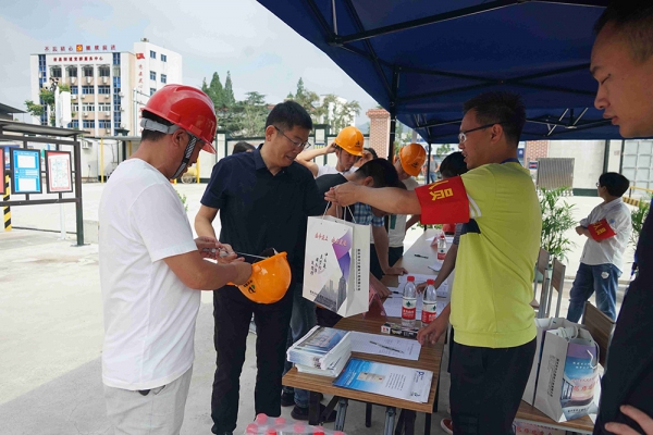 公司副總經(jīng)理吳韶斌在麗水市“安全生產(chǎn)月”建筑施工安全質(zhì)量工作現(xiàn)場會暨應(yīng)急救援演練觀摩會上交流發(fā)言